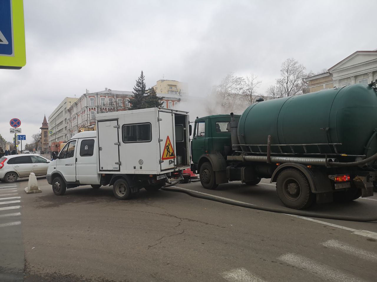 В Саратове на Радищева автомобили стоят в пробке из-за работ коммунальных служб